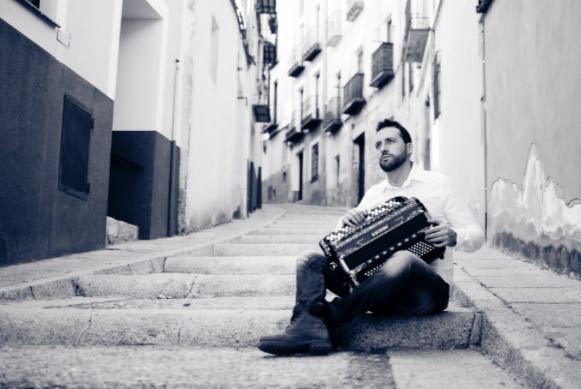 La programación musical de la semana culmina con un trío de jazz junto con el acordeonista Daniel Pérez Huelves