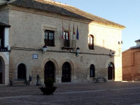 El PP de Villamayor pide al Ayuntamiento que obsequie a los agricultores con cheques para usar en los comercios locales