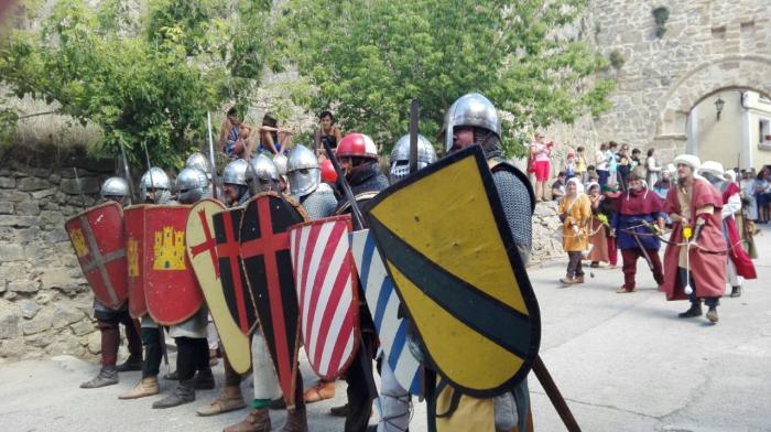 Cañete vibra con el intenso espectáculo de los combates medievales
