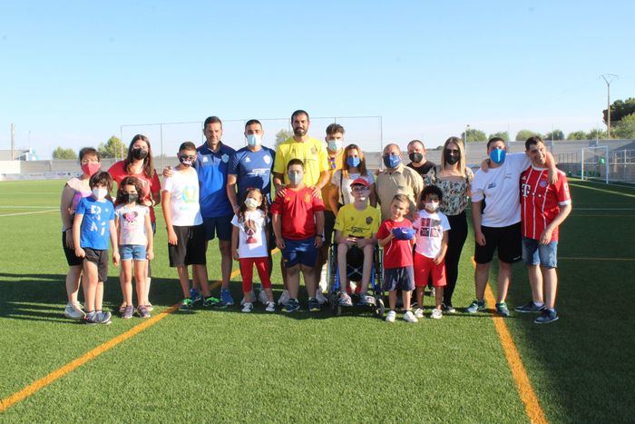 Raúl Albiol visita el campus de fútbol que lleva su nombre en Iniesta