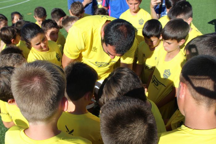 Raúl Albiol visita el campus de fútbol que lleva su nombre en Iniesta
