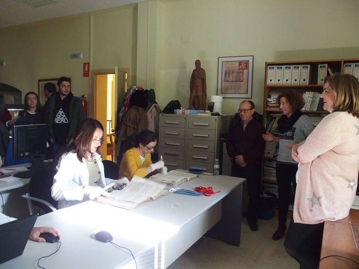 Alumnos del grado de Humanidades visitan el Taller de Empleo de Digitalización de Documentos del Ayuntamiento