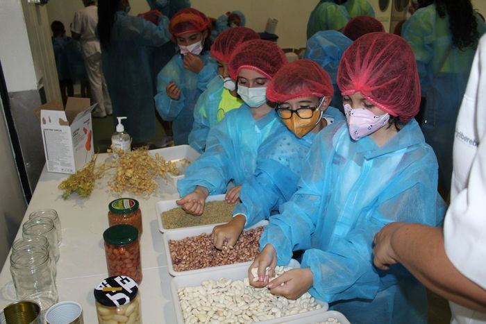 Los chicos del Verano Divertido de Iniesta visitan la fábrica The Real Green Food
