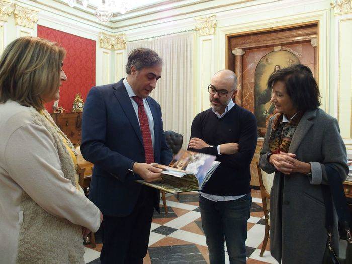 Mariscal recibe a la hija del escritor Miguel Delibes, Elisa Delibes de Castro y al director de su Fundación