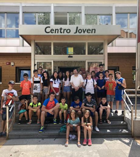 El concejal José María Martínez visita la Escuela de Verano Joven por la que pasarán cien participantes