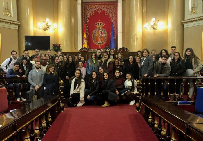 Martínez enseña el Senado a dos grupos de alumnos del Instituto Pedro Mercedes