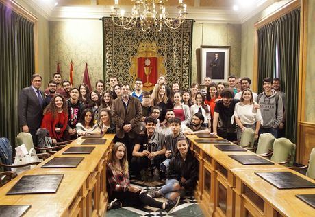 Mariscal da la bienvenida a un grupo de jóvenes de cinco países que participan en el programa ERASMUS+