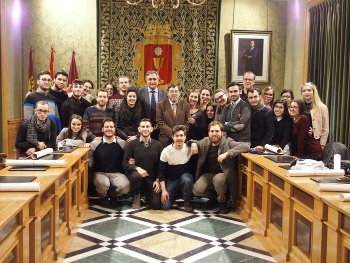 Mariscal recibe a un grupo de jóvenes voluntarios italianos que participan en un proyecto de movilidad europea