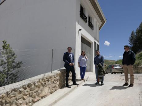 Mariscal visita dos muros reparados por el Ayuntamiento en el barrio de Tiradores