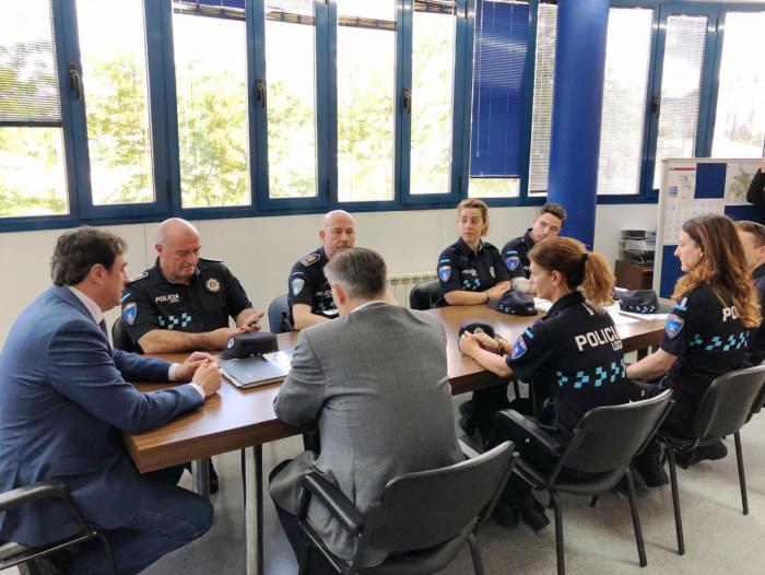 Mariscal da la bienvenida a los seis nuevos policías locales que se han incorporado a la plantilla