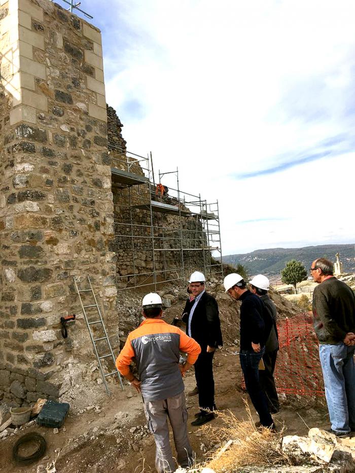 Prieto comprueba in situ el alto grado de ejecución de las obras de rehabilitación del Castillo de Rochafría en Beteta