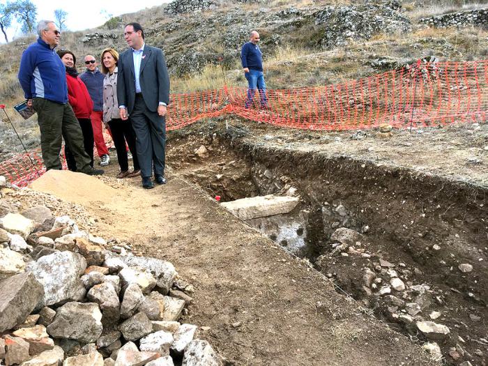 Prieto conoce in situ el último hallazgo arqueológico en Valeria: las termas de la ciudad romana y un mosaico
