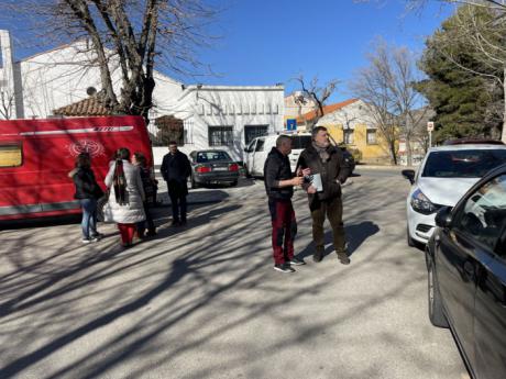 La Asociación de Vecinos de Tiradores Altos y el Ayuntamiento acuerdan reforzar la vigilancia policial para frenar el estacionamiento irregular