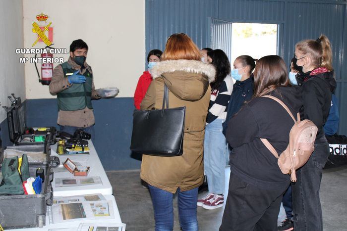 La Guardia Civil de Cuenca recibe la visita de alumnos de la UCLM