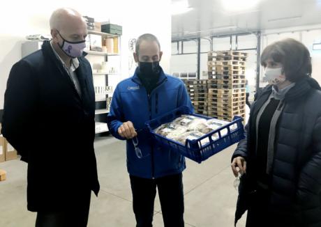 El subdelegado del Gobierno en Cuenca, visita la empresa Olmo Mazcuñán de Villanueva de la Jara