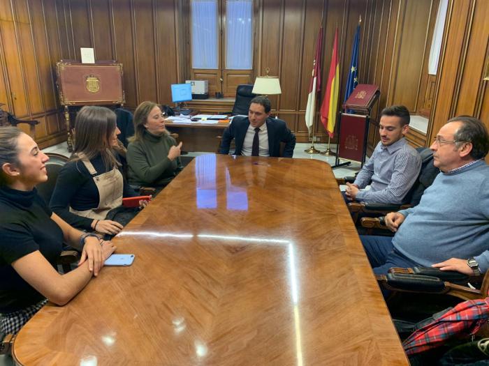La Diputación recibe a los palistas internacionales del Club Piragüismo Cuenca con Carácter