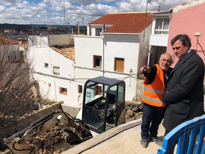 Comienzan los trabajos de reparación del muro derrumbado en la Calle Ruiz de Alarcón