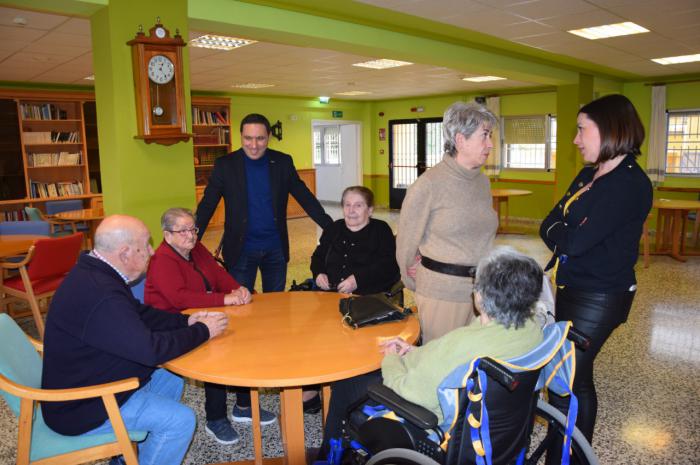 Álvaro Martínez Chana visita la residencia del Sagrado Corazón de Jesús para felicitar las fiestas a usuarios y trabajadores