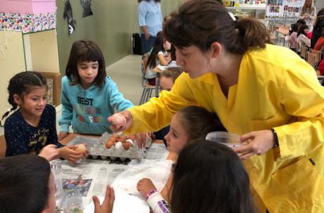 Escolares del colegio San Gil Abad de Motilla del Palancar celebran el Día Mundial del Huevo