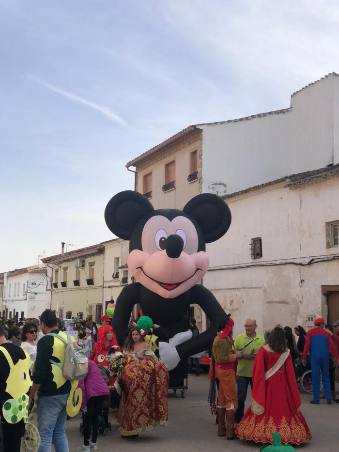 El desfile infantil de Carnaval ilumina las calles de Mota del Cuervo