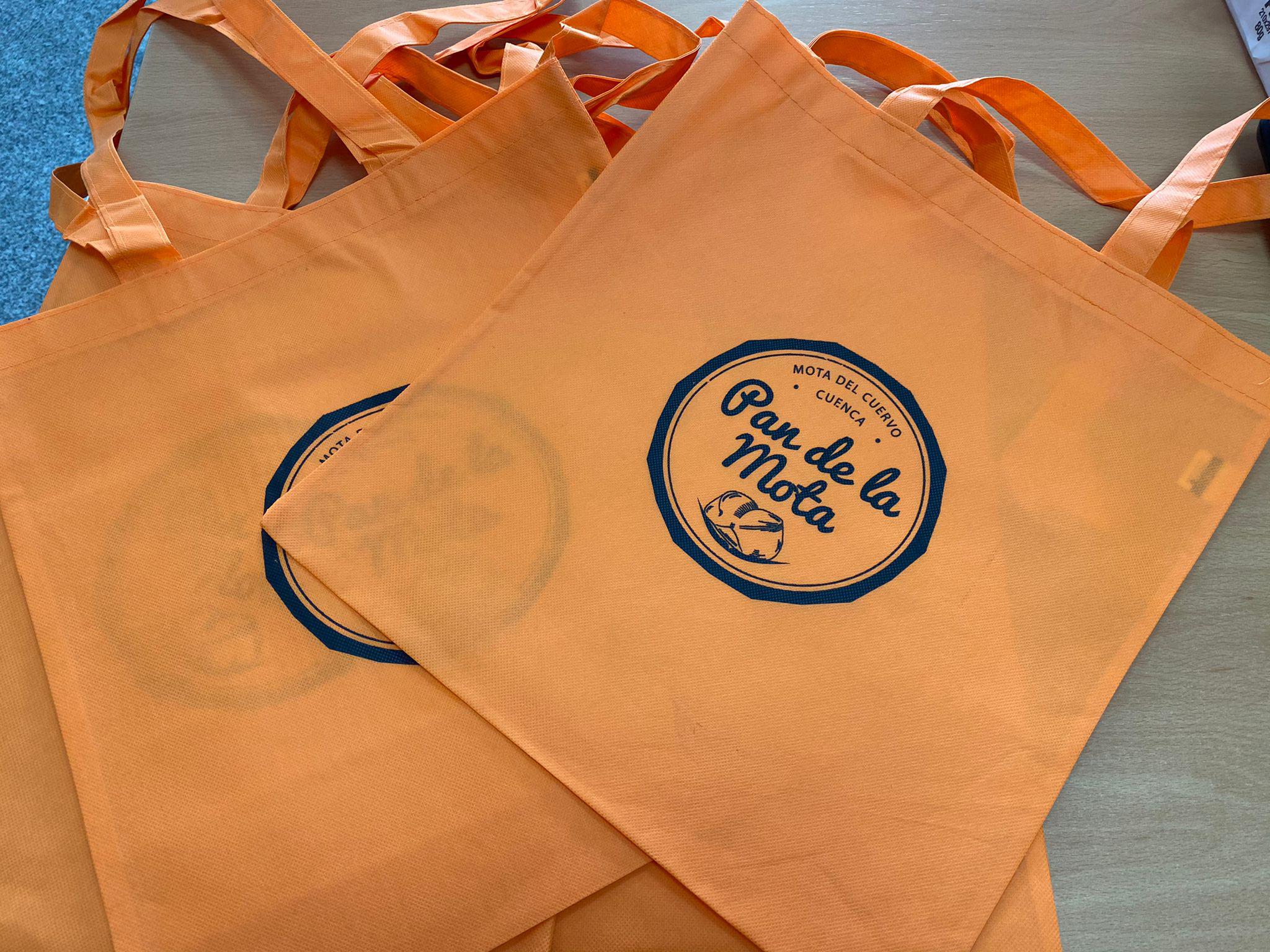 El Ayuntamiento de Mota continúa con su campaña de promoción de la marca “Pan de la Mota” con la edición de bolsas reutilizables