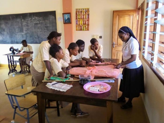 Las mujeres en situación de exclusión en Benín reciben ayudas y formación con un proyecto de Cáritas y Diputación