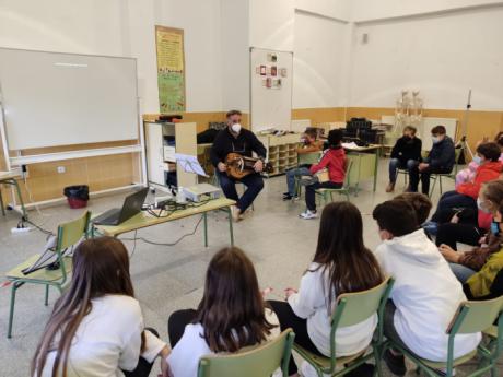 En homenaje a Santa Cecilia, taller de zanfona en el colegio Ciudad Encantada