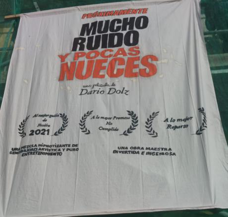 Los vecinos de San Antón galardonan con tres premios al alcalde por su película ‘Mucho ruido y pocas nueces’