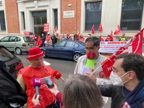 Delegados de CCOO y UGT se encierran en la sede de Correos de Cuenca bajo el lema “SALVEMOS CORREOS” para denunciar el desmantelamiento del Servicio Postal Público