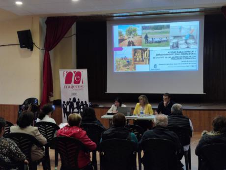  Unas veinte personas participan en Mira en la jornada sobre mujer empresaria y emprendedora