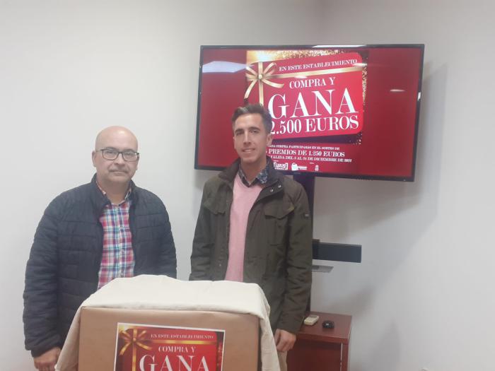 Venancio Rodríguez y Elisabeth Padilla, ganadores de la campaña “Compra y Gana”