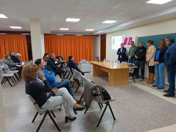 Una quincena de personas asiste a la jornada sobre medidas de apoyo a empresas en el mundo rural en Villares del Saz