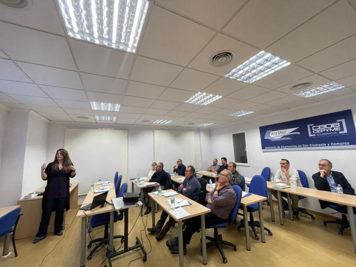 Una quincena de personas asisten a la jornada técnica sobre lubricantes para los asociados de TRACC en ACESANC