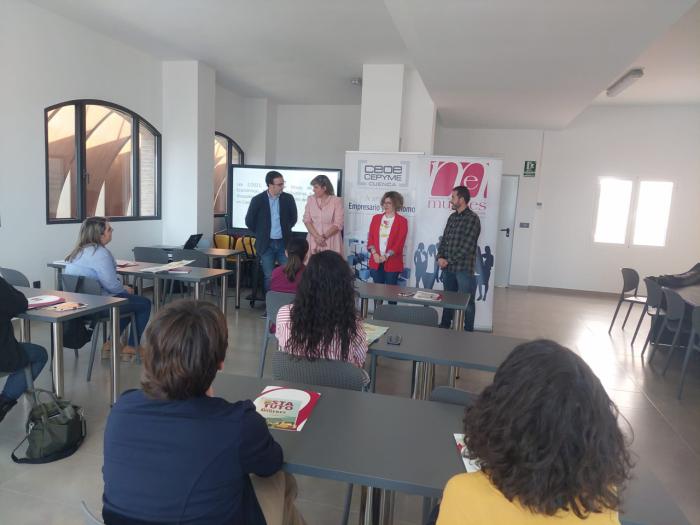 Más de diez empresarias y emprendedoras asisten en Iniesta a la jornada de AMEP sobre ayudas a empresas