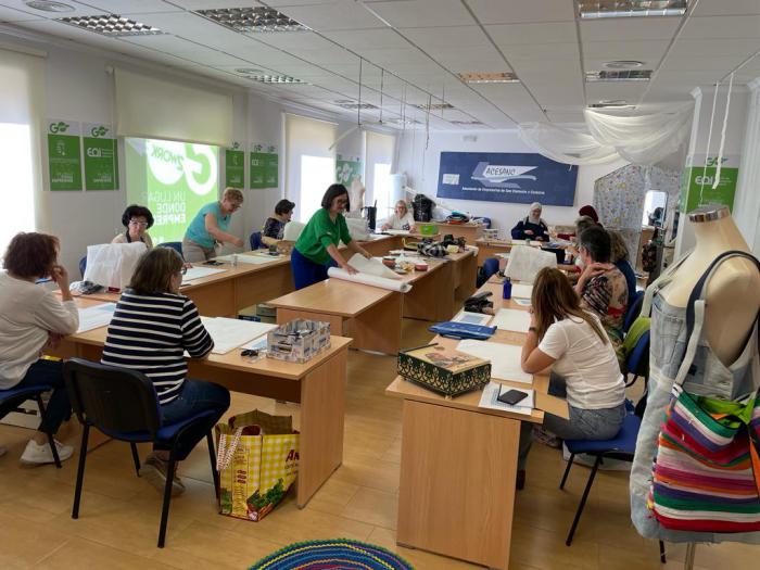 Una quincena de alumnas de la comarca de San Clemente se forman para desarrollar productos textiles sostenibles