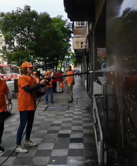 Cristina Fuentes lidera la limpieza eficaz de grafitis y aceras en la Calle Fermin Caballero sin elementos químicos