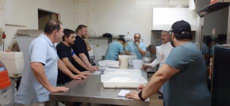 El maestro Florindo Fierro enseña aspectos clave de la panadería a los profesionales de AFEPAN