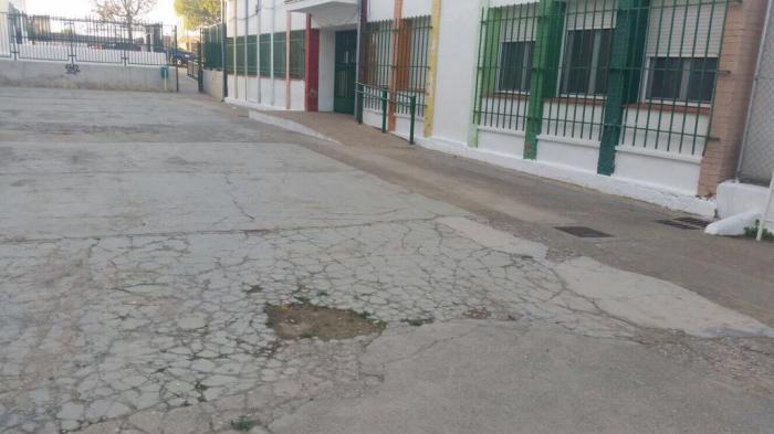 Roldán pide al Gobierno de Page que acondicione la zona de recreo del Colegio Público de Tinajas