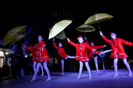 Los espectáculos circenses y la música calientan al público en las actividades de este viernes del Festival de Otoño