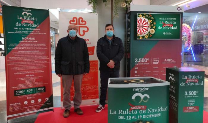 En imagen Pedro Bordallaro (Izq.), director de Cáritas Diocesana de Cuenca y Diego Varela (Drch.), gerente del centro comercial Mirador de Cuenca