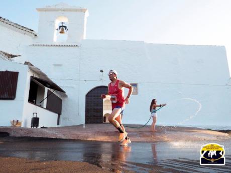 María José Engra vence en categoría femenina y Alfonso Expósito repite victoria en categoría masculina en una calurosa carrera en Alconchel de la Estrella