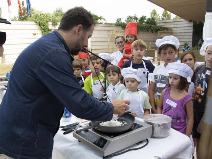 Niños que se transforman en “Chefs” por unas horas, mientras el Puente San Pablo de Cuenca se viste de restaurante por la candidatura de Cuenca a Capital Española de la Gastronomía