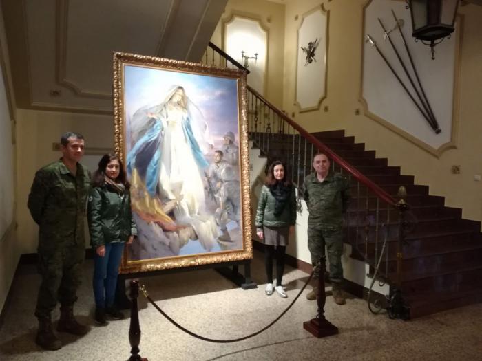 ​Las historiadoras conquenses ​Laura Lara y María Lara ​ con la Infantería en Toledo