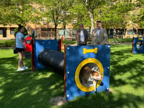 El parque del Siglo XXI estrena área canina con juegos y servicios para mascotas