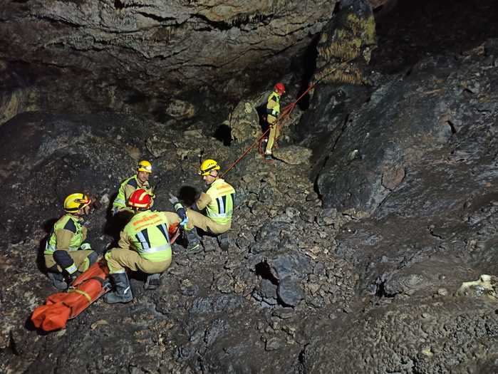 Los bomberos rescatan a una mujer que sufrió una caída en la Cueva de La Judía de Las Valeras