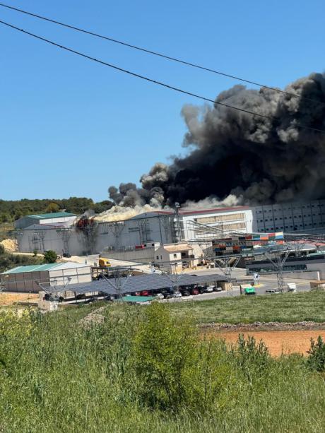 Envían medios aéreos para extinguir el incendio en Rujamar