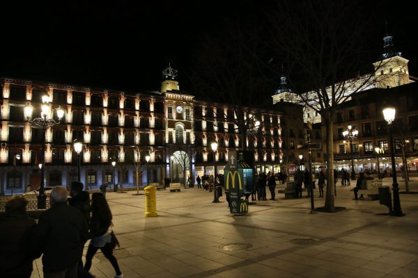 Zocodover “mantiene su esencia como centro neurálgico de Toledo” y se renueva con una mejor iluminación y accesibilidad