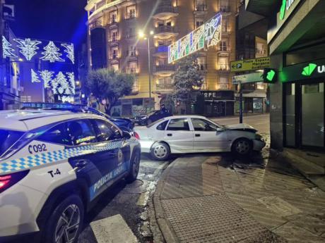 Varios heridos en un choque entre dos vehículos en el cruce de Cuatro Caminos