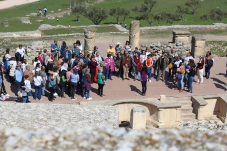 Un centenar de mujeres de toda la provincia conocen la historia de las figuras femeninas de Segóbriga