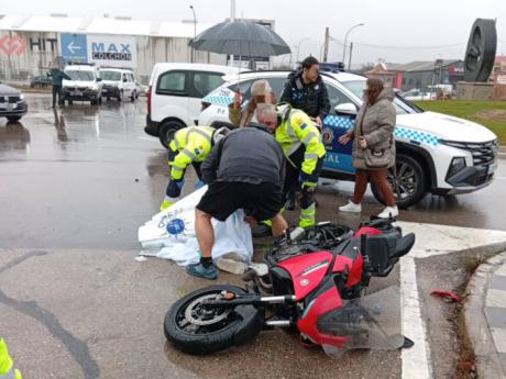Colisión entre coche y moto en la avenida Juan Carlos I